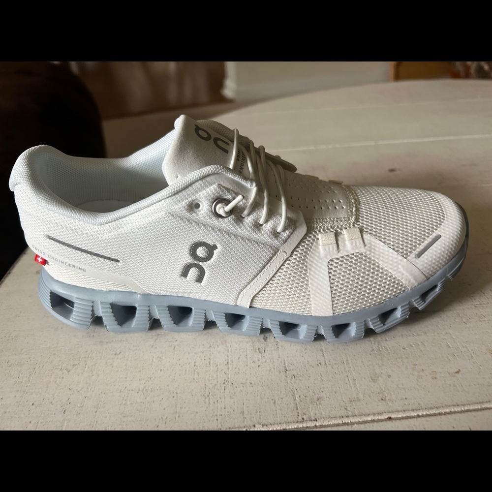 NEW IN BOX On Running Cloud 5 White|Chambray